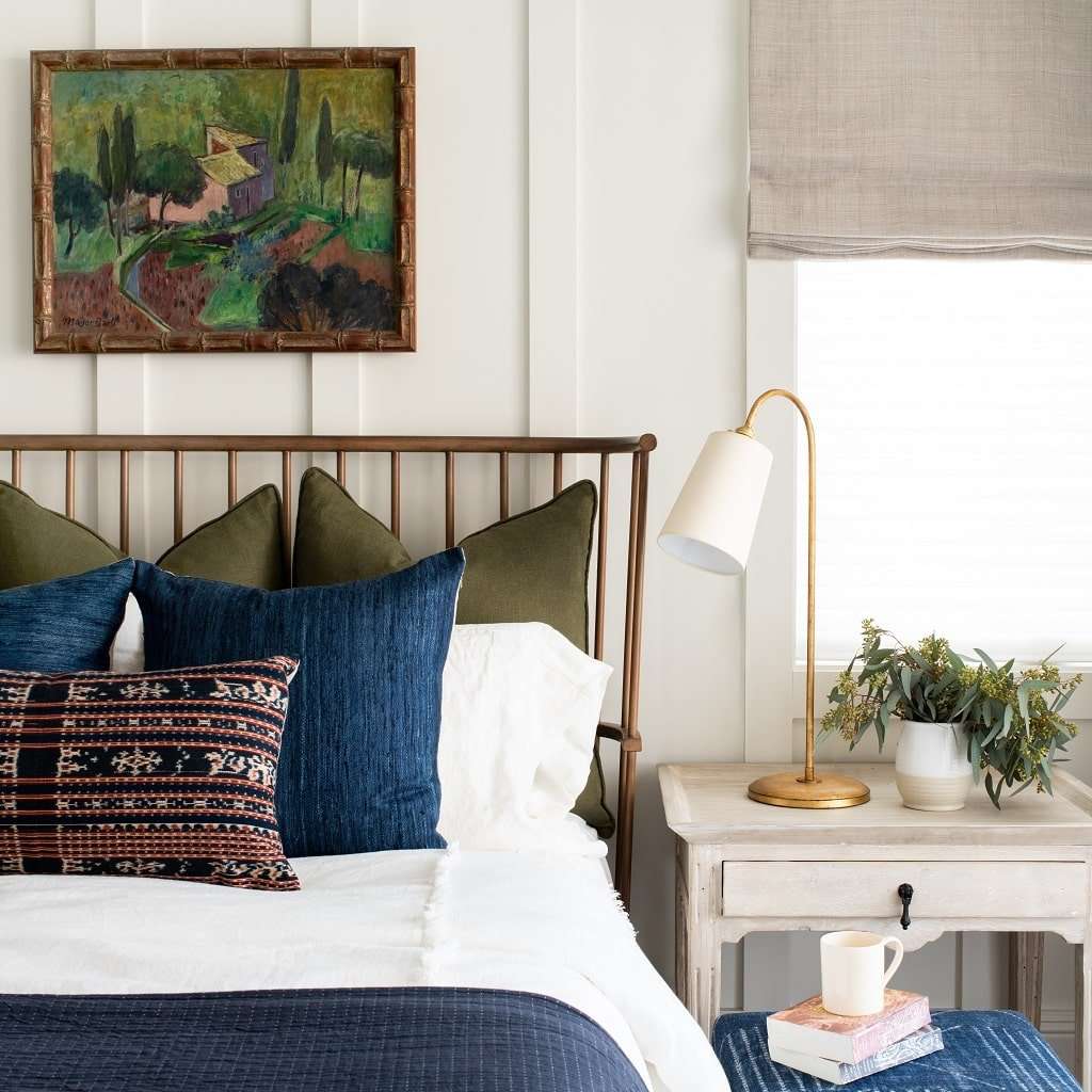 一间卧室有灰色织物百叶窗