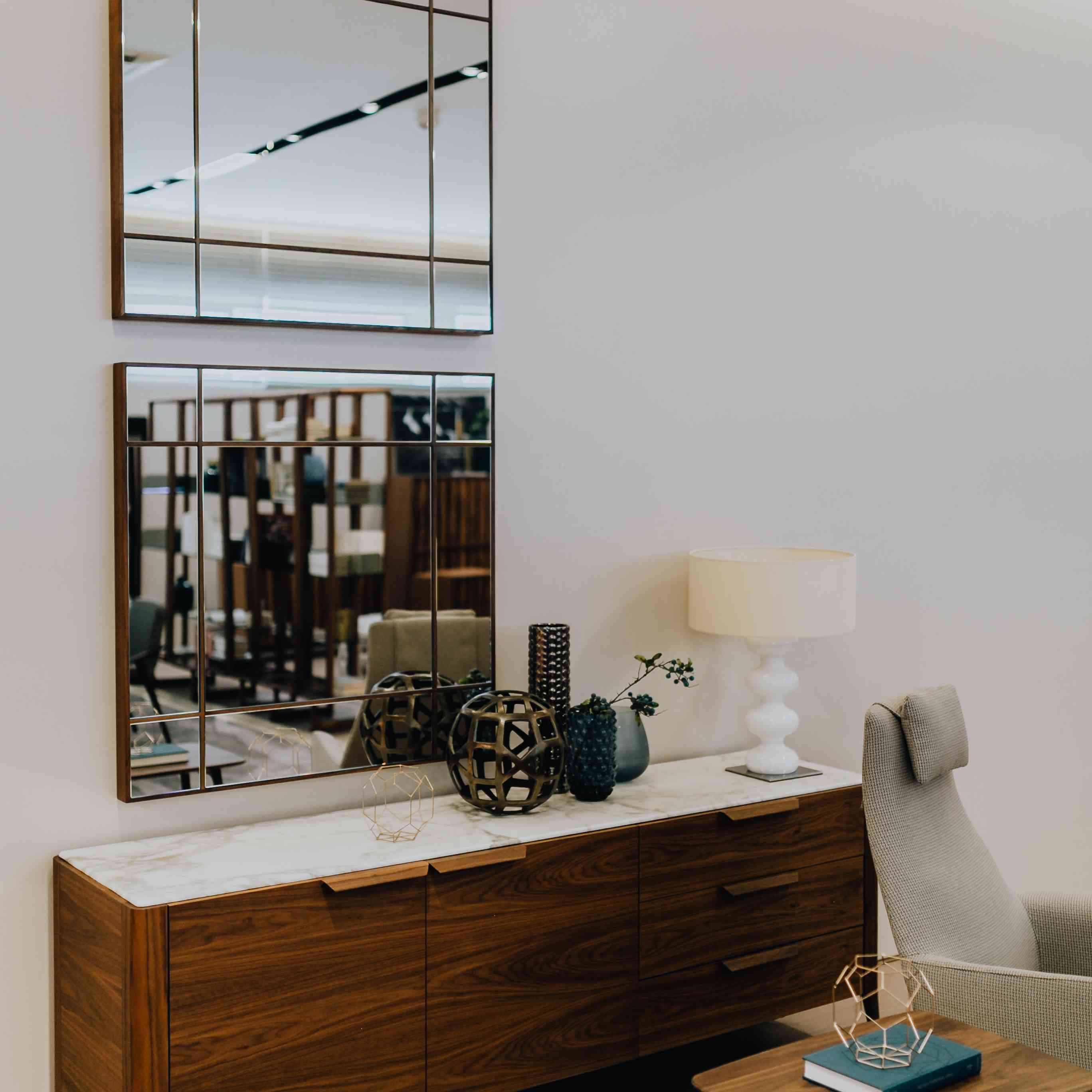 在入口通道的控制台上方安装镜子