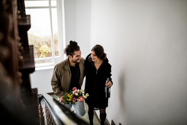 夫妇走路和说话