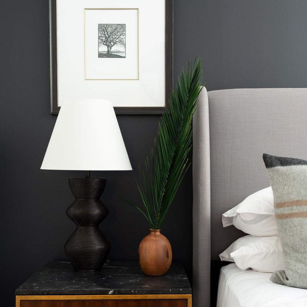 卧室有灰色的墙壁