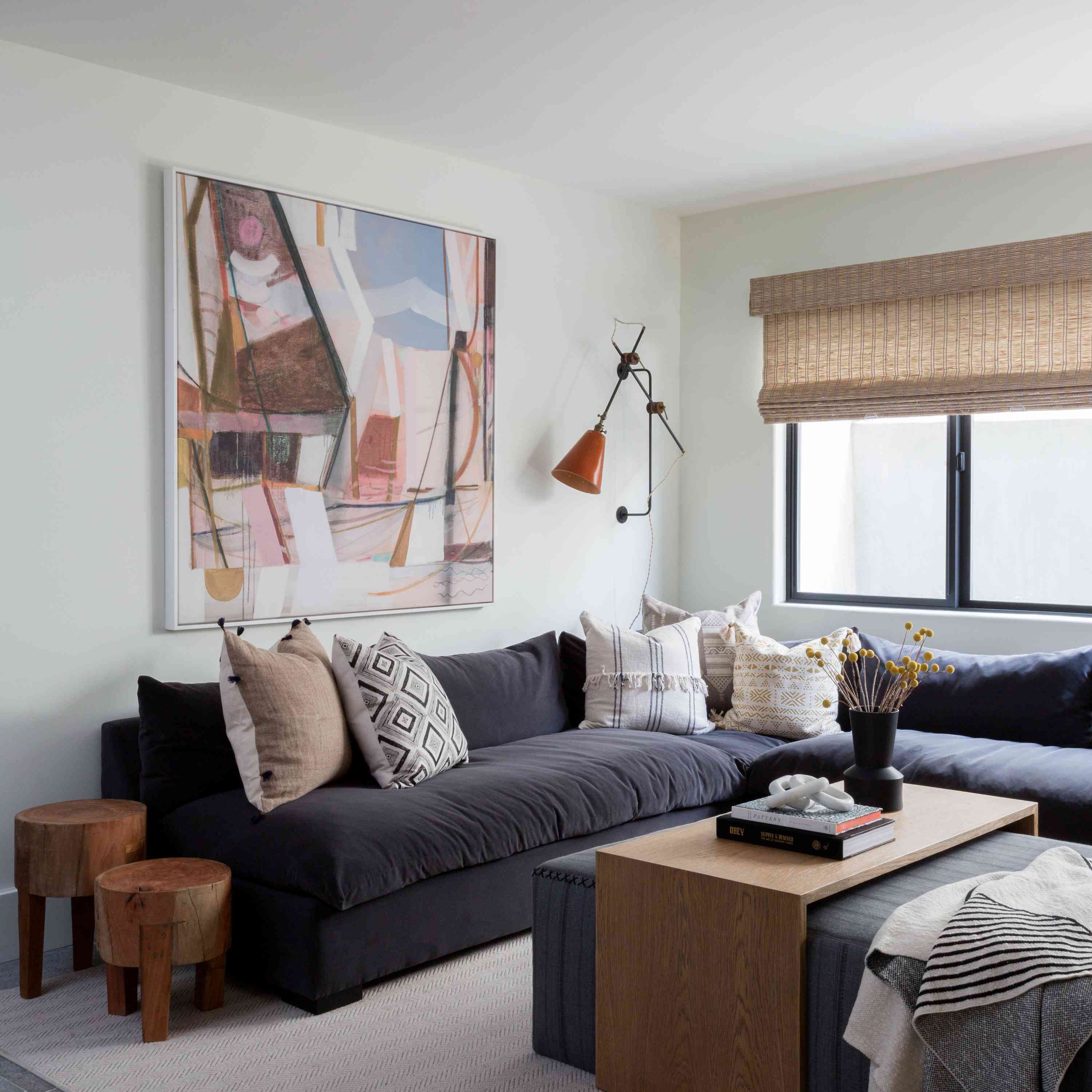 别致的客厅和灰色的沙发。