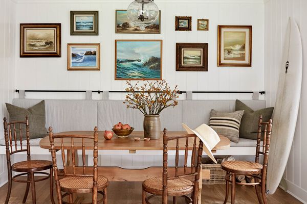 厨房用桌子，坐在艺术衬里的墙壁上