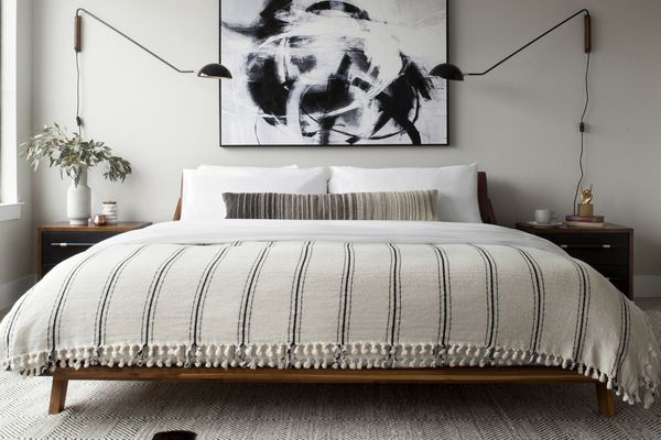 客房配有奶油色和黑色灯