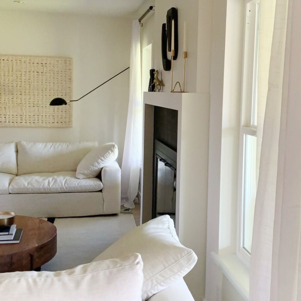 带有流动的窗帘的起居室