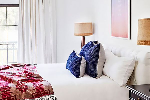 卧室配有彩色彩色