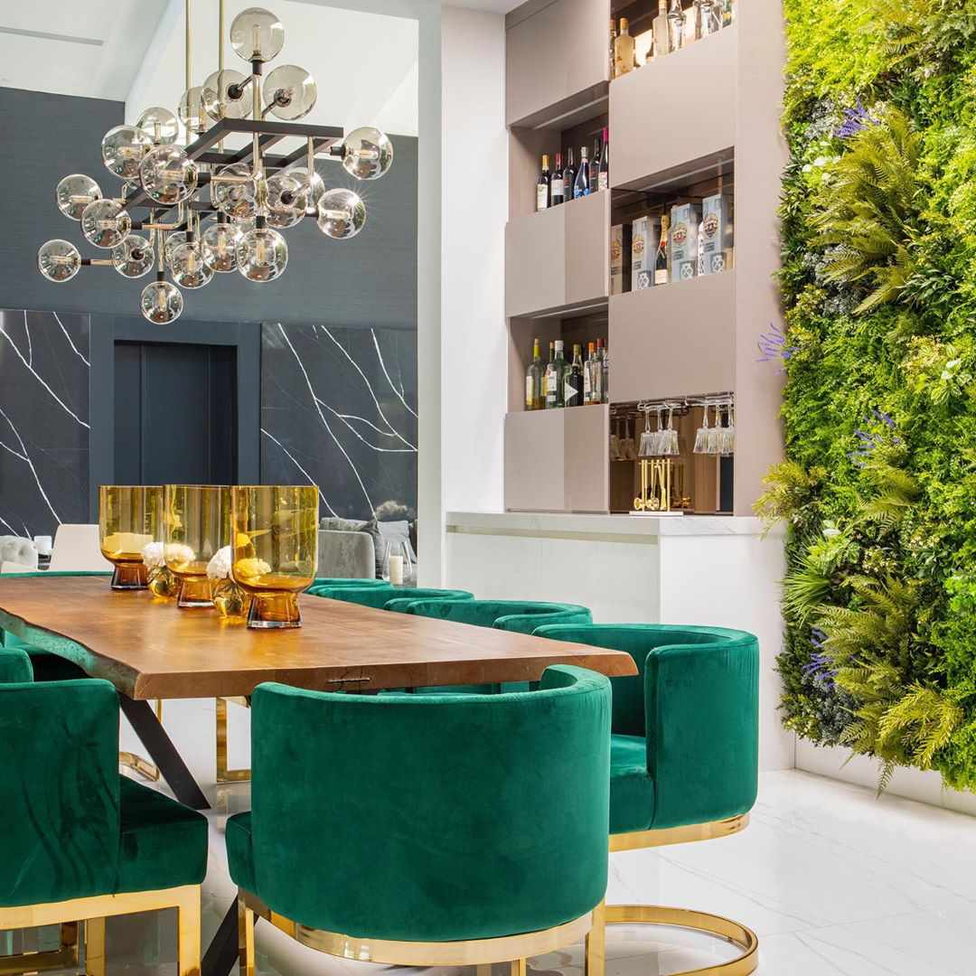 餐厅有绿色天鹅绒椅子