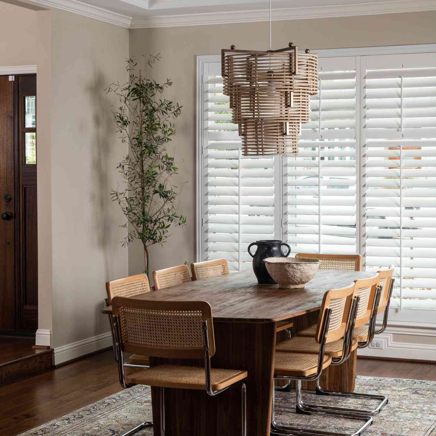 带雕塑拐杖枝形吊灯和类似看起来的甘蔗椅的餐厅