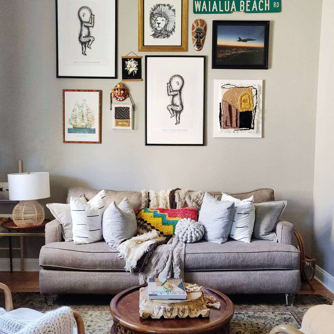 客厅里有灰色的沙发